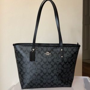 Women’s COACH black signature tote